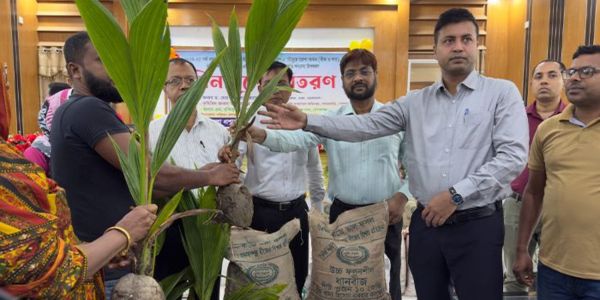 গোপালগঞ্জে ৪০০ কৃষক-কৃষাণী পেল প্রণোদনার বীজ ও সার